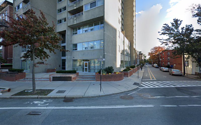 Dr. Claudia Lavin, MD